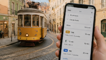 movil mostrando la app de google maps y de fondo un tranvia