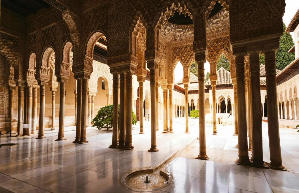 Interior de un patio histórico con columnas y arquitectura andaluza en España