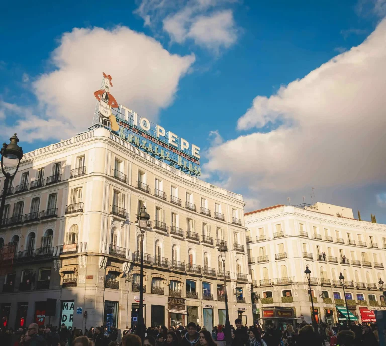 foto del mítico edificio de sol de madrid con el cartel de "tio pepe"