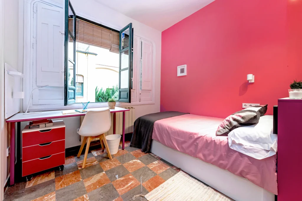 Habitación individual moderna y luminosa para estudiantes.