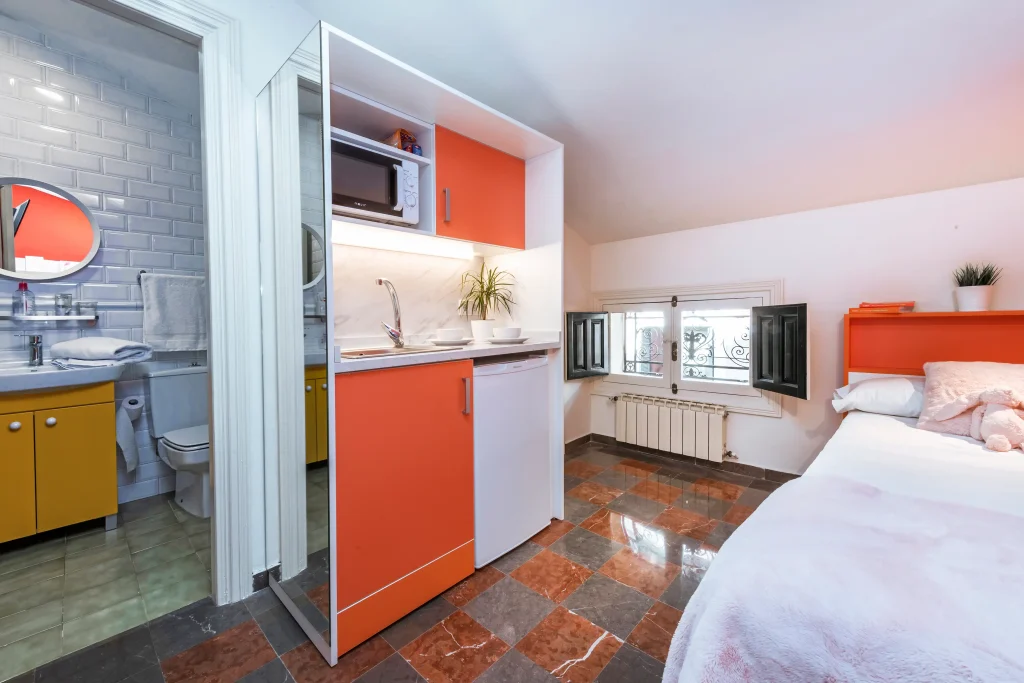 Habitación compartida moderna con cocina y baño en alojamiento para estudiantes.