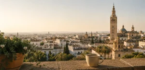 sevilla con la giralda de fondo y en primer plano hay una taza de cafe