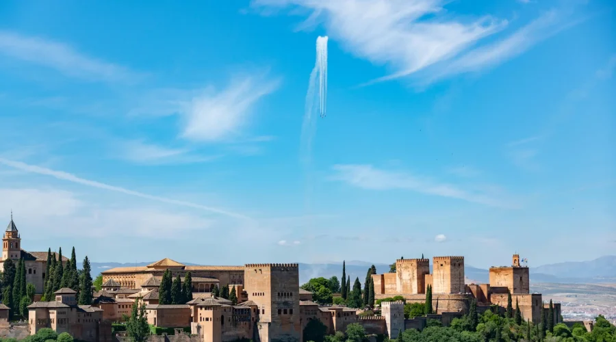 foto apaisada de la alhambra de granada