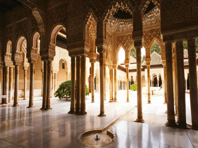 Interior de un patio histórico con columnas y arquitectura andaluza en España