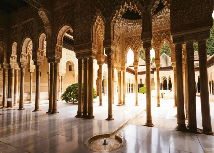 Interior de un patio histórico con columnas y arquitectura andaluza en España