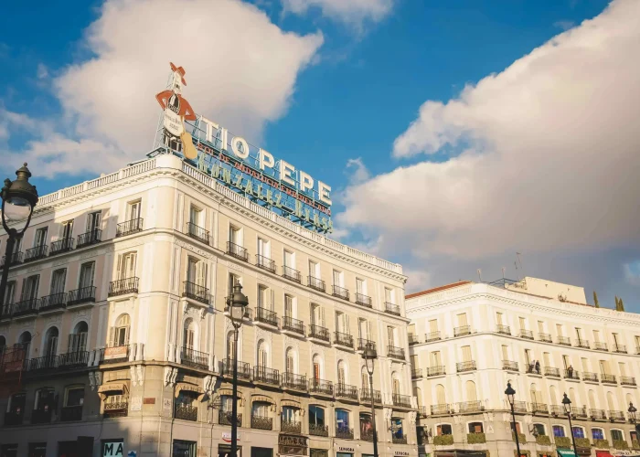foto del mítico edificio de sol de madrid con el cartel de "tio pepe"